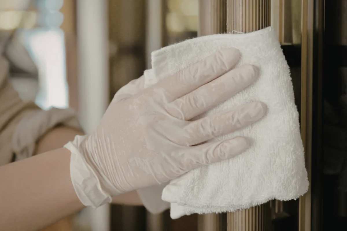 La buona notizia è che esiste una soluzione pratica e a portata di mano per eliminare questa patina senza fatica e senza ricorrere a prodotti chimici