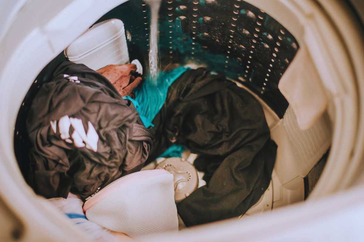 i metodi per preservare il colore dei capi scuri in lavatrice