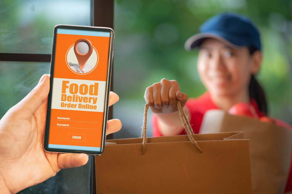 app consegna cibo smartphone donna delivery