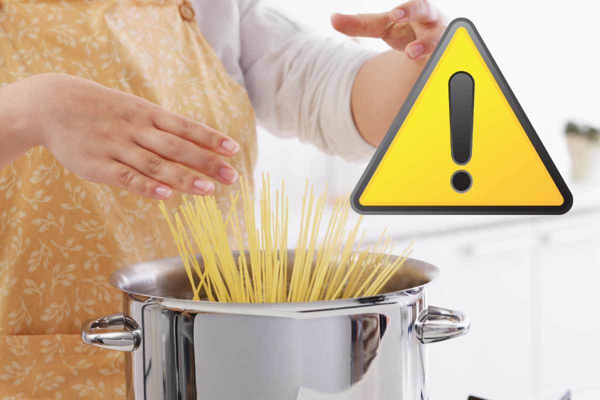 Tutti lo fanno mentre cuoce la pasta, ma gli chef rabbrividiscono