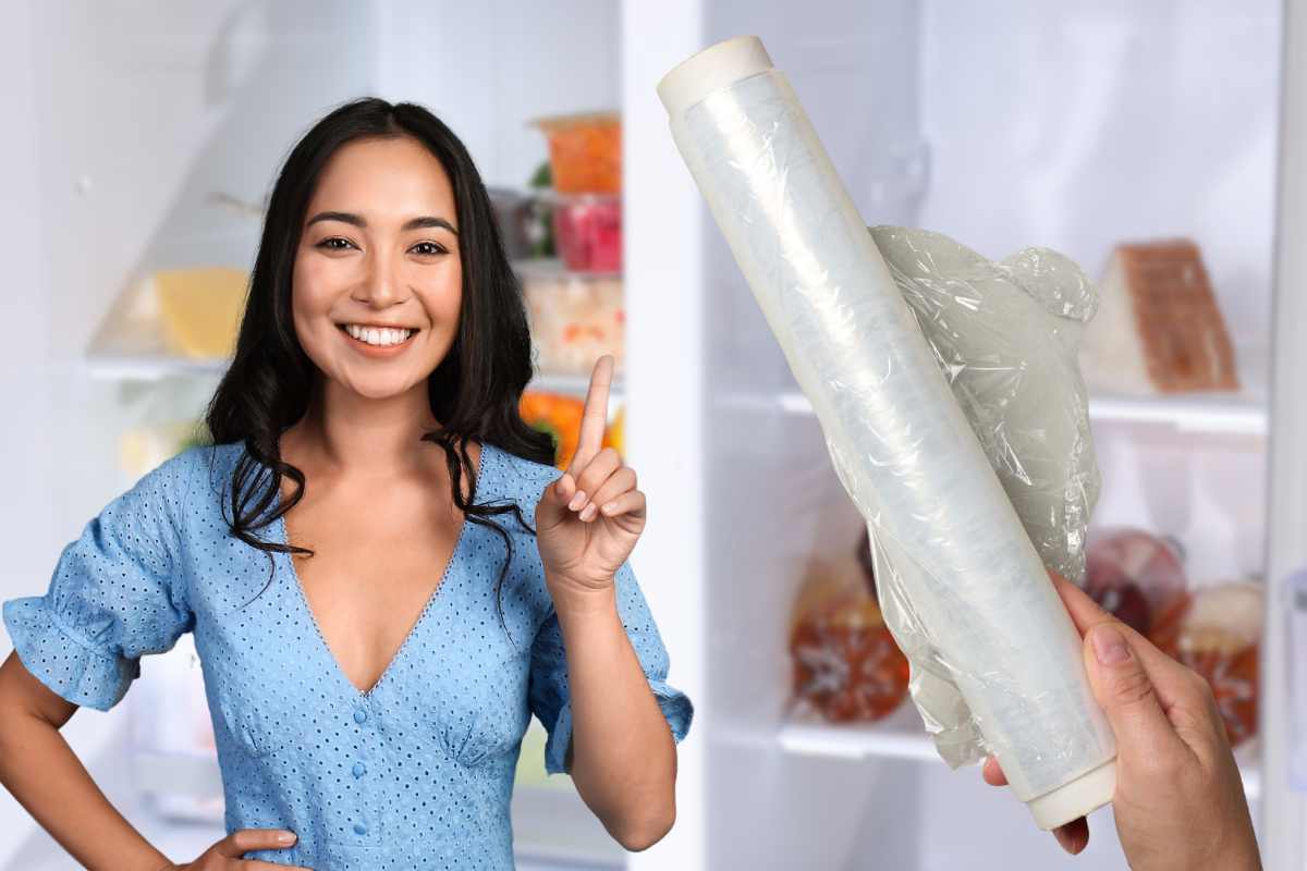 pellicola cibo in frigo donna che indica