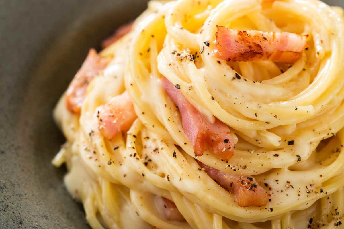 Non lo dite ai romani, ma la carbonara di De Filippo è un’esplosione di sapore